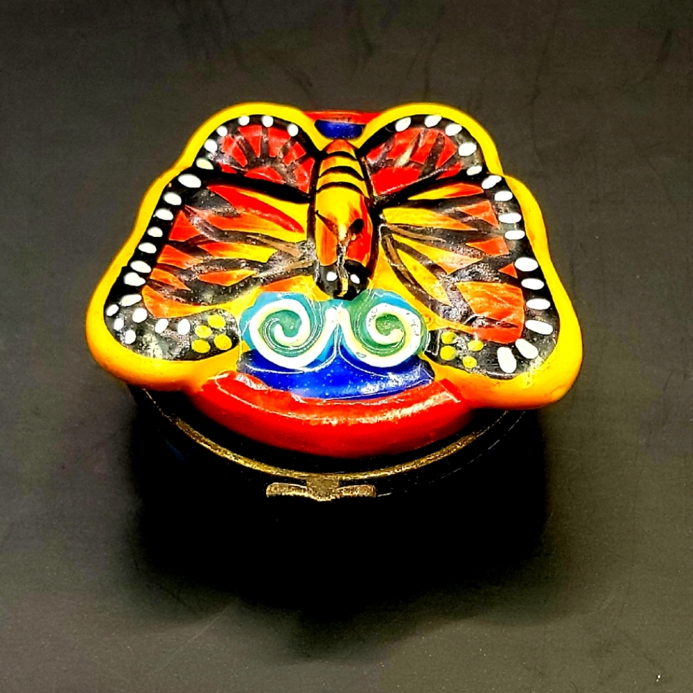 VINTAGE HANDPAINTED BUTTERFLY TRINKET BOX WITH CATERPILLAR TRINKET
